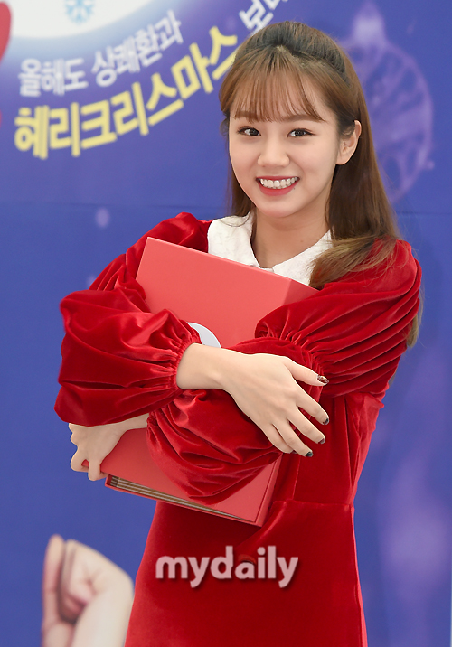 Girls Day Hyeri greets at the Hyeri Christmas Fan signing event with a refreshing x Hyeri at Time Square in Yeongdeungpo-dong, Seoul on the 5th.