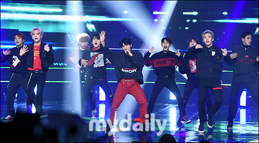 DeCrunch is showing a passionate stage at the live broadcast of Show Champion 294th held at MBC Dream Center in Ilsan, Goyang City, Gyeonggi Province on the afternoon of the 5th.On the day of the Show Champion, Wanna One, EXID, Lovelies, MAMAMOO, NCT127, Yubin, May, Fall Train, Dream Notes, The Man Black, Decrunch, JBJ95, The Boys, Golden Child, Salup Five, Hot Shot appeared.