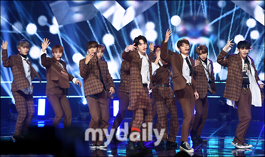 The Boyz is showing a passionate stage at the Show Champion 294th live broadcast at MBC Dream Center in Ilsan, Goyang City, Gyeonggi Province on the afternoon of the 5th.On the day of the Show Champion, Wanna One, EXID, Lovelies, MAMAMOO, NCT127, Yubin, May, Fall Train, Dream Notes, The Man Black, Decrunch, JBJ95, The Boyz, Golden Child, Salup Five, Hot Shot and others appeared.