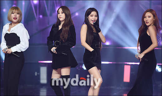 MAMAMOO is showing a passionate stage at the live broadcast of Show Champion 294th held at MBC Dream Center in Ilsan, Goyang City, Gyeonggi Province on the afternoon of the 5th.On the day of the Show Champion, Wanna One, EXID, Lovelies, MAMAMOO, NCT127, Yubin, May, Fall Train, Dream Notes, The Man Black, Decrunch, JBJ95, The Boys, Golden Child, Salup Five, Hot Shot appeared.