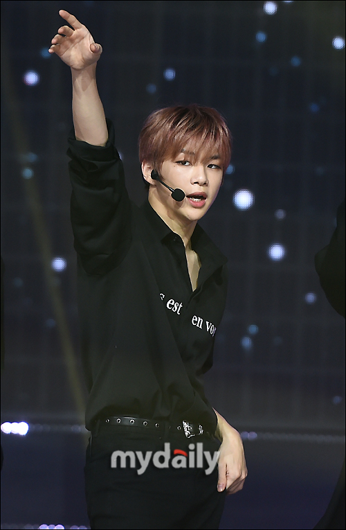 Wanna One Kang Daniel is showing a passionate stage at the Show Champion 294th live broadcast at MBC Dream Center in Ilsan, Goyang City, Gyeonggi Province on the afternoon of the 5th.On the day of the Show Champion, Wanna One, EXID, Lovelies, MAMAMOO, NCT127, Yubin, May, Fall Train, Dream Notes, The Man Black, Decrunch, JBJ95, The Boys, Golden Child, Saleb Five, Hot Shot appeared.