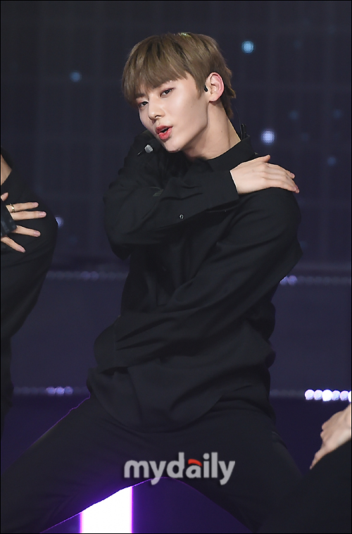 Wanna One Hwang Min-hyun is showing a passionate stage at the Show Champion 294th live broadcast at MBC Dream Center in Ilsan, Goyang City, Gyeonggi Province on the afternoon of the 5th.On the day of the Show Champion, Wanna One, EXID, Lovelies, MAMAMOO, NCT127, Yubin, May, Fall Train, Dream Notes, The Man Black, Decrunch, JBJ95, The Boys, Golden Child, Salup Five, Hot Shot appeared.