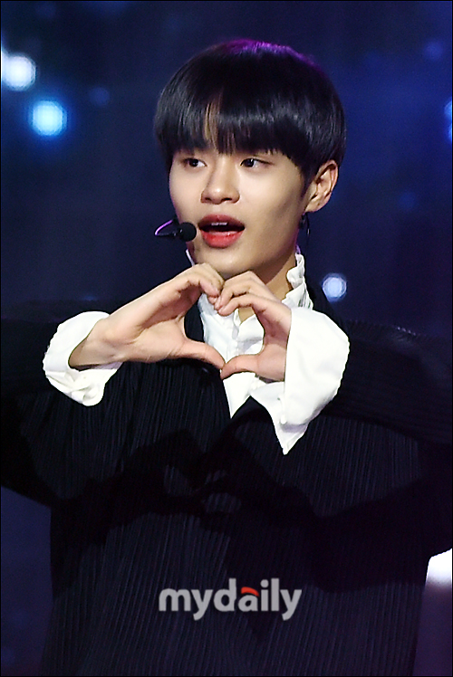 Wanna One Lee Dae-hwi is showing a passionate stage at the Show Champion 294th live broadcast at MBC Dream Center in Ilsan, Goyang City, Gyeonggi Province on the afternoon of the 5th.On the day of the Show Champion, Wanna One, EXID, Lovelies, MAMAMOO, NCT127, Yubin, May, Fall Train, Dream Notes, The Man Black, Decrunch, JBJ95, The Boys, Golden Child, Saleb Five, Hot Shot appeared.