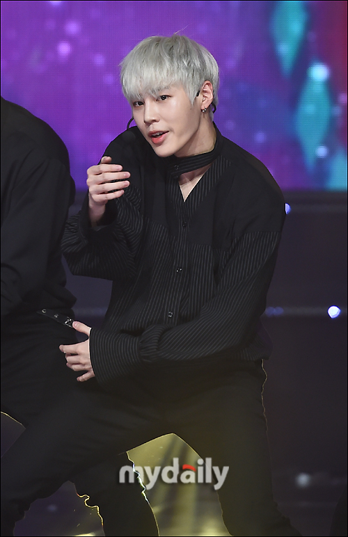 Wanna One Ha Sung-woon is showing a passionate stage at the Show Champion 294th live broadcast at MBC Dream Center in Ilsan, Goyang City, Gyeonggi Province on the afternoon of the 5th.On the day of the Show Champion, Wanna One, EXID, Lovelies, MAMAMOO, NCT127, Yubin, May, Fall Train, Dream Notes, The Man Black, Decrunch, JBJ95, The Boys, Golden Child, Salup Five, Hot Shot appeared.