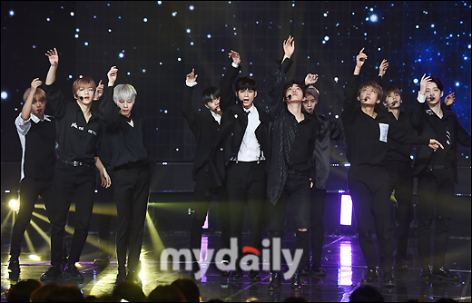 Wanna One is showing a passionate stage at the live broadcast of Show Champion 294th held at MBC Dream Center in Ilsan, Goyang City, Gyeonggi Province on the afternoon of the 5th.On the day of the Show Champion, Wanna One, EXID, Lovelies, MAMAMOO, NCT127, Yubin, May, Fall Train, Dream Notes, The Man Black, Decrunch, JBJ95, The Boys, Golden Child, Salup Five, Hot Shot appeared.