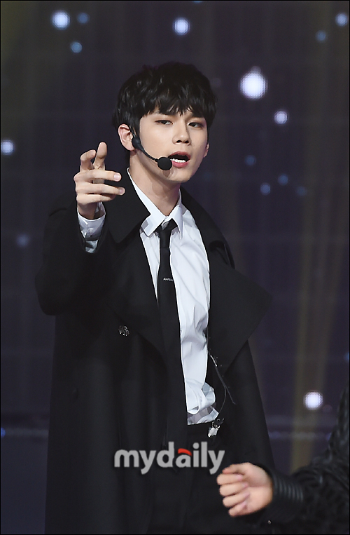 Wanna One Ong Seong-wu is showing a passionate stage at the Show Champion 294th live broadcast at MBC Dream Center in Ilsan, Goyang City, Gyeonggi Province on the afternoon of the 5th.On the day of the Show Champion, Wanna One, EXID, Lovelies, MAMAMOO, NCT127, Yubin, May, Fall Train, Dream Notes, The Man Black, Decrunch, JBJ95, The Boys, Golden Child, Saleb Five, Hot Shot appeared.