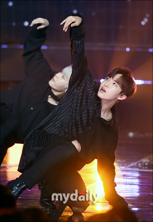 Wanna One Kim Jae-hwan is showing a passionate stage at the Show Champion 294th live broadcast at MBC Dream Center in Ilsan, Goyang City, Gyeonggi Province on the afternoon of the 5th.On the day of the Show Champion, Wanna One, EXID, Lovelies, MAMAMOO, NCT127, Yubin, May, Fall Train, Dream Notes, The Man Black, Decrunch, JBJ95, The Boys, Golden Child, Salup Five, Hot Shot appeared.