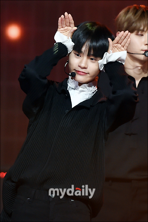 Wanna One Lee Dae-hwi is showing a passionate stage at the Show Champion 294th live broadcast at MBC Dream Center in Ilsan, Goyang City, Gyeonggi Province on the afternoon of the 5th.On the day of the Show Champion, Wanna One, EXID, Lovelies, Mamamu, NCT127, Yubin, May, Fall Train, Dream Notes, The Man Black, DiCrunch, JBJ95, The Boys, Golden Child, Saleb Five, Hot Shot appeared.