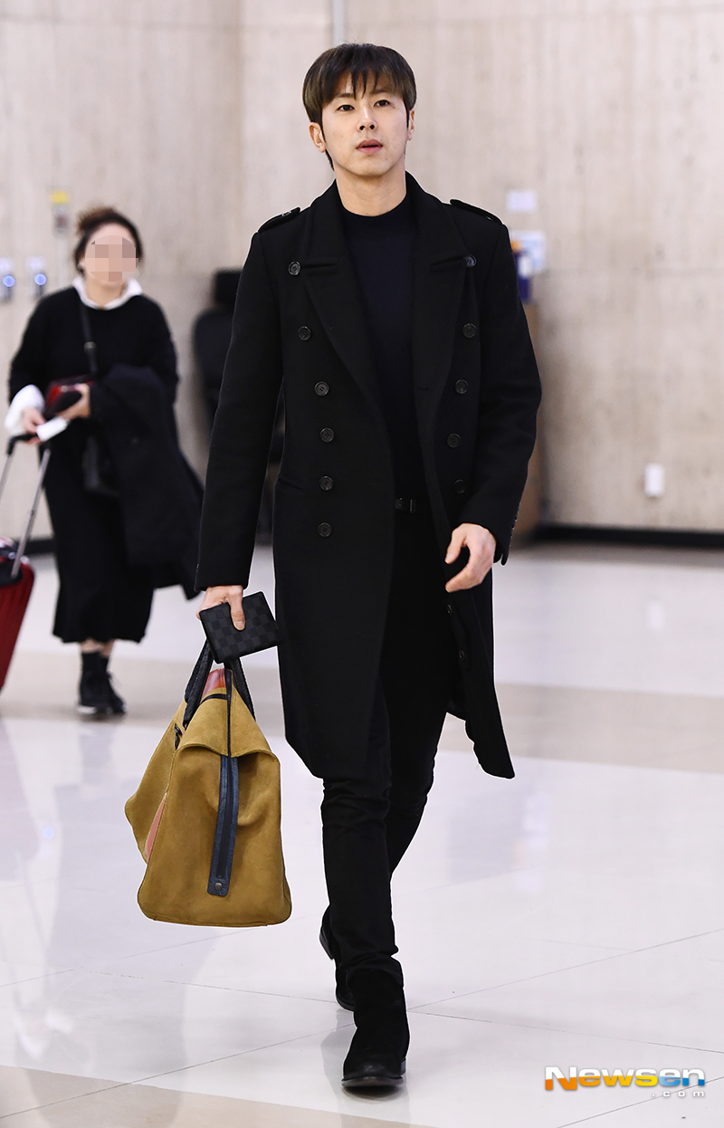<p>Group TVXQ have overseas schedule and 12, October 5 afternoon Lotte Mart through the airport fashion and entry.</p><p>This day, TVXQ(Yunho, Changmin) Yunho the Arrival point in the walk.</p>
