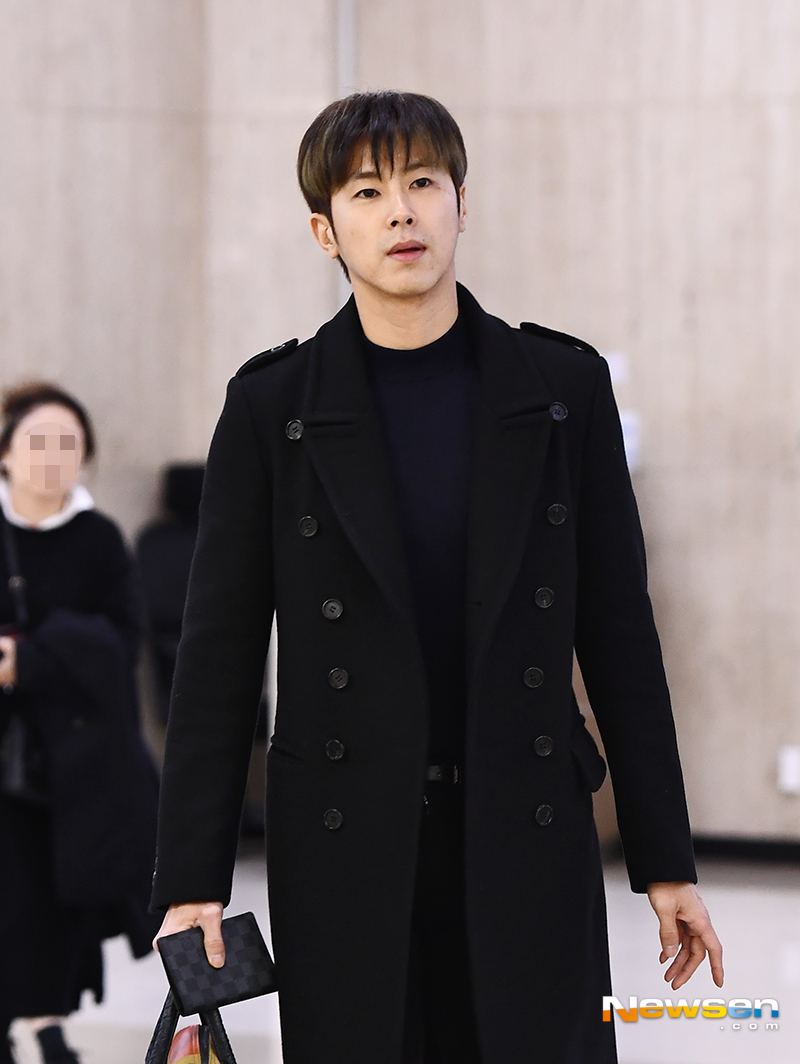 Group TVXQ arrived at the airport fashion through Gimpo International Airport on the afternoon of December 5 after completing its overseas schedule.TVXQ (Yunho, Changmin) Yunho walks out of the Arrival Point on the day.