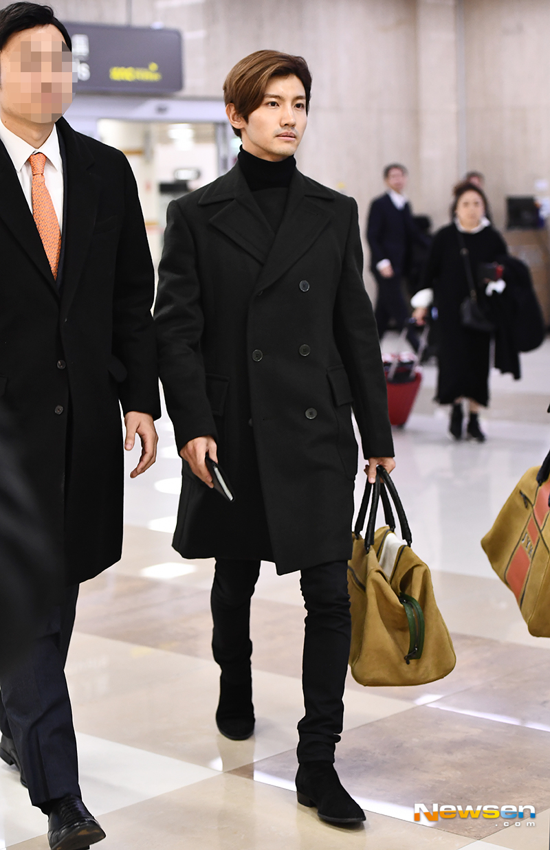 Group TVXQ arrived at the airport fashion through Gimpo International Airport on the afternoon of December 5 after completing its overseas schedule.TVXQ (Yunho, Changmin) Changmin walks out of the Arrival Point on the day.