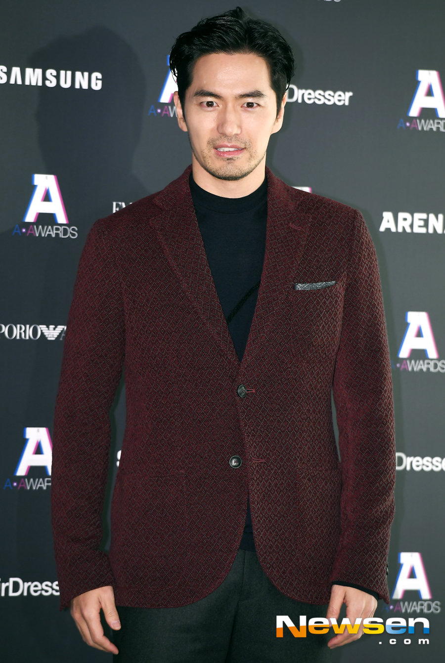 Arena Homme The 12th A-Awards Photo Call was held at a store in Cheongdam-dong, Gangnam-gu, Seoul on the afternoon of December 5.Lee Jin-wook attended the day.Jung Yu-jin