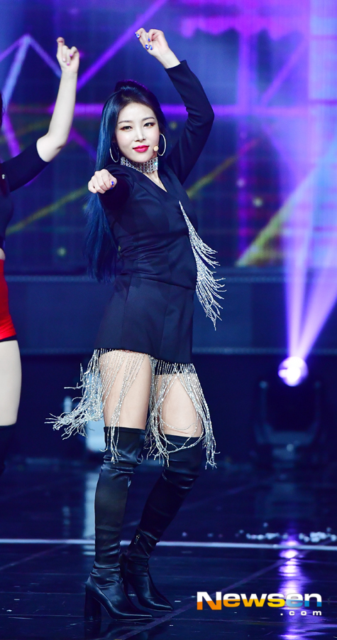 MBC Music Live Show Champion was held at Chang Dong MBC Dream Center in Ilsan-dong, Gyeonggi-do on the afternoon of December 5.Yubin is showing off a great stage on this day.