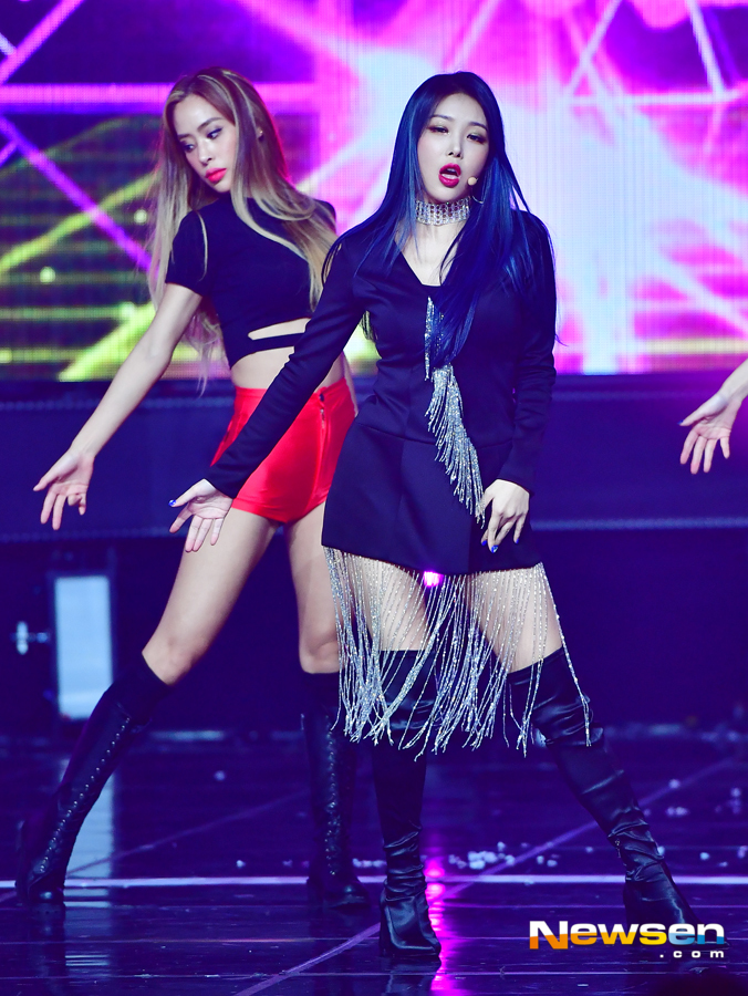 MBC Music Live Show Champion was held at Chang Dong MBC Dream Center in Ilsan-dong, Gyeonggi-do on the afternoon of December 5.Yubin is showing off a great stage on this day.