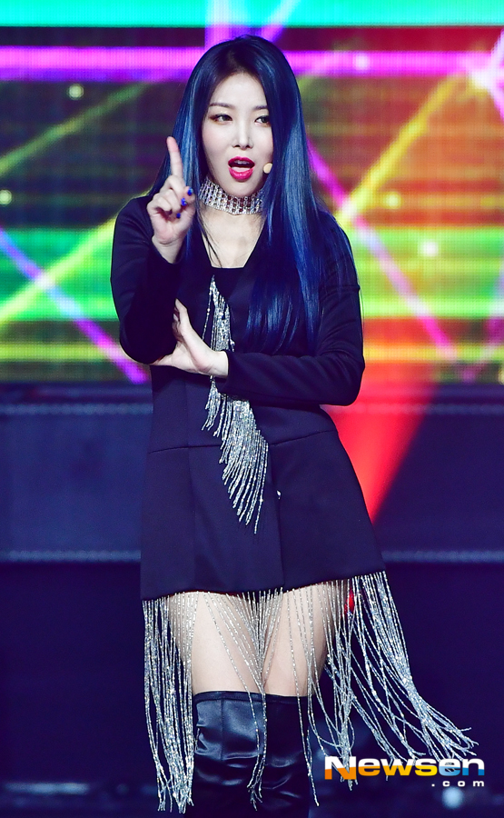 MBC Music Live Show Champion was held at Chang Dong MBC Dream Center in Ilsan-dong, Gyeonggi-do on the afternoon of December 5.Yubin is showing off a great stage on this day.