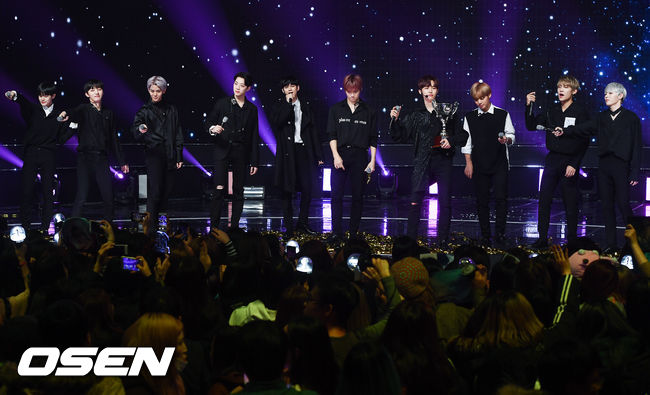 On the afternoon of the 5th, MBC Music Live broadcast Show Champion held at MBC Ilsan Dream Center in Janghang-dong, Ilsan, Goyang-si, Gyeonggi-doWanna One, the group that took over, is playing the encore stage.On this day, Wanna One hit the Song Min-ho Bitobi EXID Twice with the first regular album Spring breeze and first placeI held the trophy in my arms.