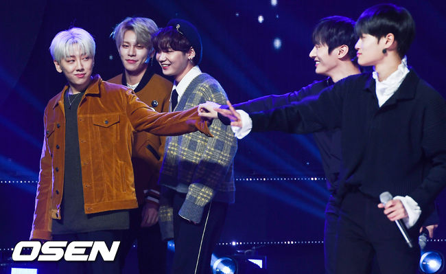 Congratulations.On the afternoon of the 5th, MBC Music Live broadcast Show Champion held at MBC Ilsan Dream Center in Janghang-dong, Ilsan, Goyang-si, Gyeonggi-doWanna One, the group that took the title, is celebrating HOTSHOT Roh Tae-hyun.On this day, Wanna One is the first regular album Spring Wind, Song Min Ho, BTOB EXID TWICE and the first placeI held the trophy in my arms.