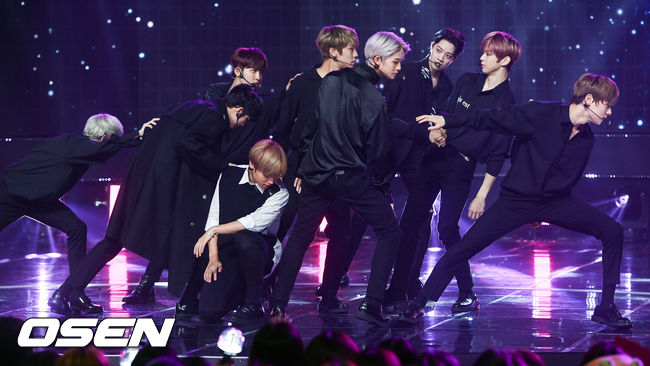 On the afternoon of the 5th, MBC Music Live broadcast Show Champion held at MBC Ilsan Dream Center in Janghang-dong, Ilsan, Goyang-si, Gyeonggi-doWanna One, the group that took over, is playing the encore stage.On this day, Wanna One hit the Song Min-ho Bitobi EXID Twice with the first regular album Spring breeze and first placeI held the trophy in my arms.