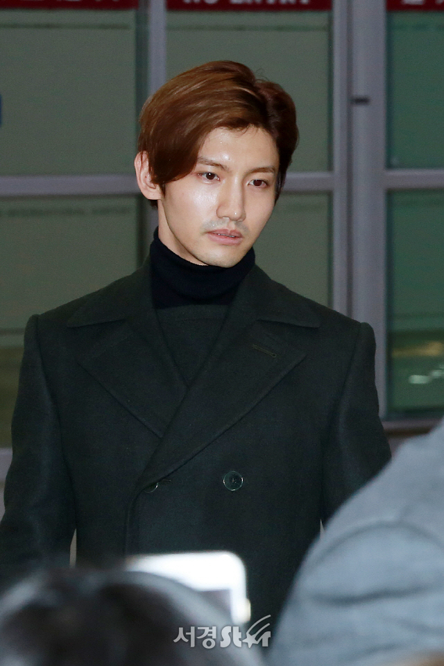 TVXQ (TVXQ) member Changmin is performing Entrance.