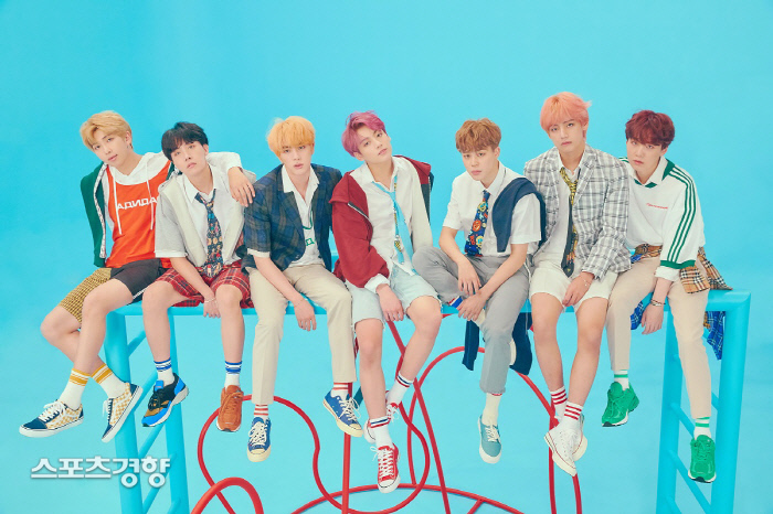 Group BTS ranked 8th in the Top Artist category in the end of the year for the Billboards in the United States this year.The year-end chart (YEAR-END CHARTS), released by Billboards every year, ranks the albums, songs and artists that are the most prominent in the category during the year.BTS ranked 8th in the Top Artist category and 2nd in the Top Artist Duo/Group category on the chart released by Billboards on the 4th (local time), and first place in the Social 50 Artist categoryHe has been ranked in the top spot in all fields.The top eight in the category of Top Artist is the highest number of Korean singers, rising two places to 10 last year, and also the first place of World Album Artist., Independent Artist first place, Top Billboards 200 Artist 2first placeHe also climbed.In particular, BTS ranked 85th in the Billboards 200 album chart, Love Yourself Resolution Answer (LOVE YOURSELF Answer) and 10th in the Love Yourself pre-Tear (LOVE YOURSELF Tear), Love Yourself Seung Huh (LOVE YOURSELF Her) ranked 150th, and all three albums of Love Your Self series released on the record were ranked.This is the first and best record of Korean singers.In addition, in the World Album and Independent Album charts, <Love Yourself is the first placeThird place, Love Yourself Resolution Anthor ranked second, fourth, and Love Your Self won Huh album ranked third and ninth.BTS, which has recorded various records this year, will continue its Love Your Self Asia tour at Taoyuan International Baseball Stadium in Taiwan on the 8th and 9th.