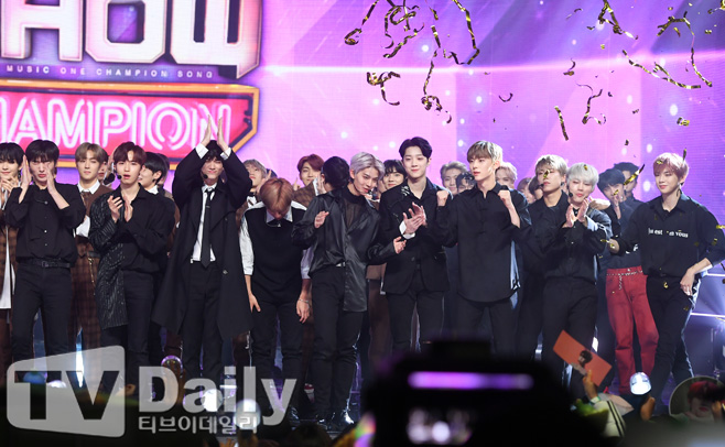 The moment of call.Cable TV MBC Music Show Champion on-site was held at MBC Dream Center in Ilsan, Goyang City, Gyeonggi Province on the afternoon of the 5th.Wanna One is the first placeand took the .MBC Music and MBC Everlon live broadcasts of Show Champion include Wanna One, Yubin, Lovelies, Mama Moo, NCT127, Hot Shot, Celeb Five, Golden Child, The Boys, JBJ95, DiCrunch, Dream Notes, The Man Black and others.Cable TV MBC Music Show Champion on-site