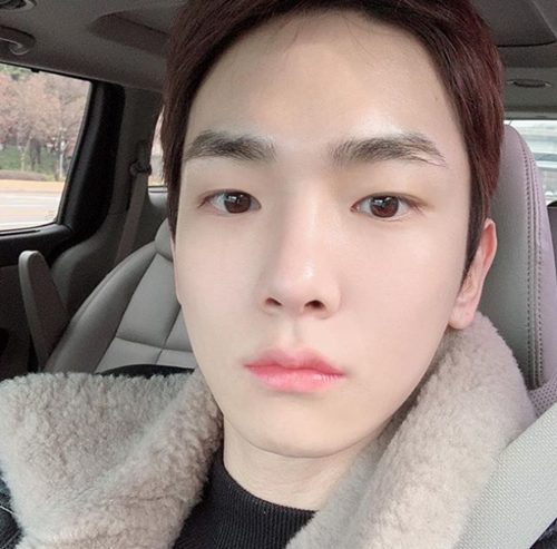 Group SHINee member null boasted honey skin; on the 5th null posted a selfie on her Instagram.In the photo, he is staring at the camera in a fur coat in the vehicle, boasting a beauty that is completely humiliating despite his bangs being cool.In particular, she showed off her aura with her sparkling flawless skin, while null is working on her solo album 10 years after her debut as SHINee. / Photo = null Instagram