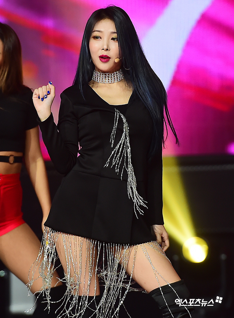 Yubin, who attended the MBC MUSIC Show Champion on-site at MBC Dream Center in Ilsan, Goyang City, Gyeonggi Province on the afternoon of the 5th, is showing a wonderful performance.