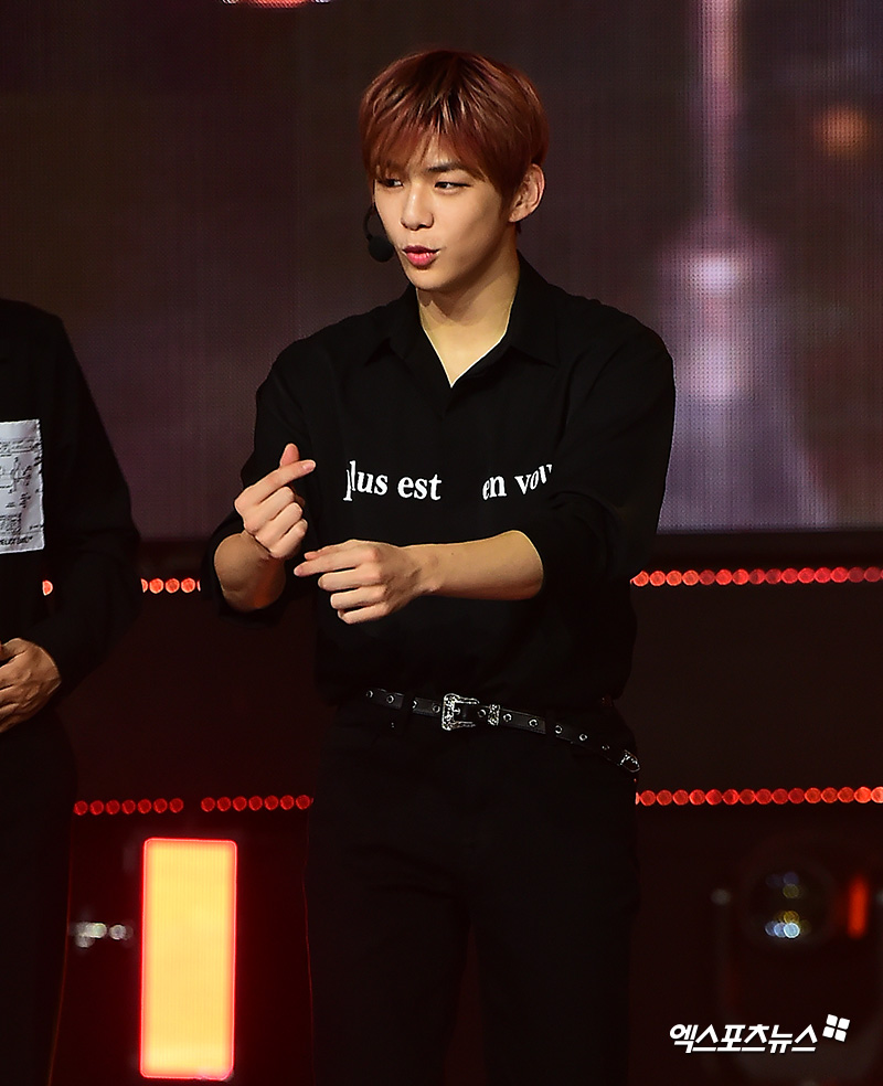 Wanna One Kang Daniel, who attended the MBC MUSIC Show Champion on-site at MBC Dream Center in Ilsan, Goyang City, Gyeonggi Province on the afternoon of the 5th, is showing a wonderful performance.