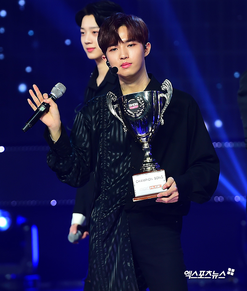 On the afternoon of the 5th, MBC MUSIC Show Champion held at MBC Dream Center in Ilsan, Goyang, Gyeonggi Province, Wanna One Kim Jae-hwan is holding a trophy.