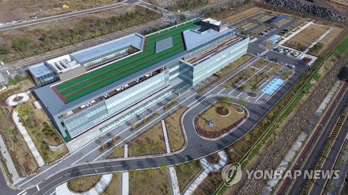 '국내 첫 영리병원 문 여나' (서귀포=연합뉴스) 박지호 기자 = 제주도는 국내 첫 영리병원으로 추진되는 녹지국제병원에 대해 5일 허가여부를 최종 발표할 예정이다. 이날 오전 제주 서귀포시 헬스케어타운 내 녹지국제병원의 모습. jihopark@yna.co.kr (끝)