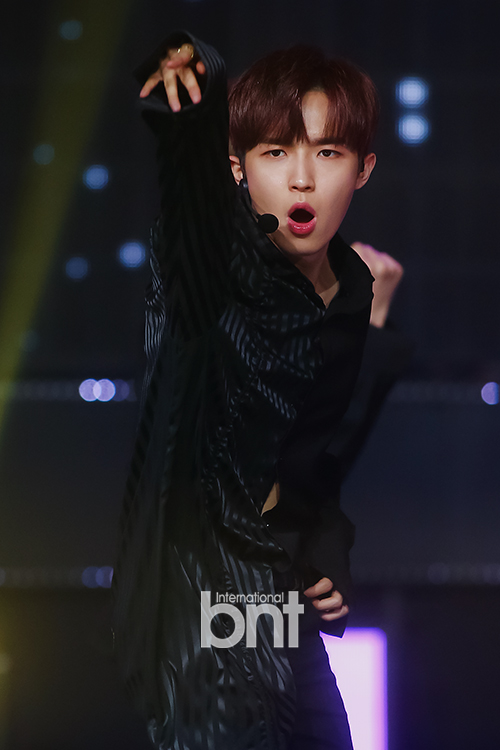MBC MUSIC Show Champion on-site public release was held at the Ilsandong-gu Chang Dong MBC Dream Center on the afternoon of the 5th.Group Wanna One Kim Jae-hwan is showing off a great stage.news report