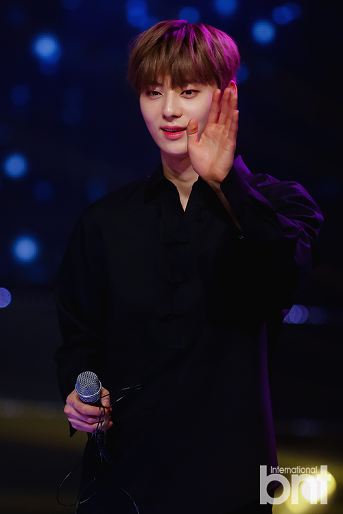 MBC MUSIC Show Champion on-site public release was held at the Ilsandong-gu Chang Dong MBC Dream Center on the afternoon of the 5th.Group Wanna One Hwang Min-hyun greets fansnews report