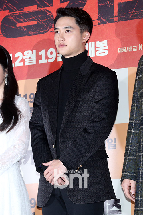Actor D.O. attends the premiere of the movie Swing Kids (director Kang Hyung-chul) at Lotte Cinema World Tower in Sincheon-dong, Songpa-gu, Seoul on the afternoon of the 6th and has photo time.Swing Kids is a film about the heartbreaking birth of Motley dance group Swing Kids, which was united in 1951 at the Geoje Island prison camp and only the Passion for Dance.news report