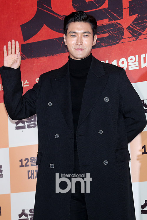 Group Super Junior Choi Siwon attends the premiere of the movie Swing Kids (director Kang Hyung-chul) at Lotte Cinema World Tower in Sincheon-dong, Songpa-gu, Seoul on the afternoon of the 6th and has photo time.Swing Kids is a film about the heartbreaking birth of the Swing Kids, a dance group of Ojijijol dancers who were united in 1951 with Passion for dancing at the Geoje Island prison camp.news report