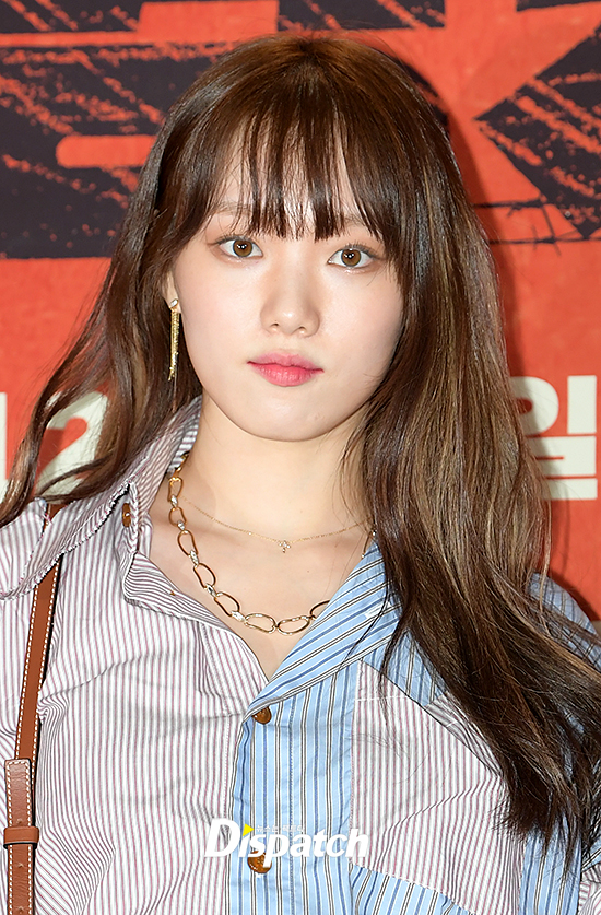 Lee Sung-kyung attended the VIP premiere of the movie Swing Kids at the Lotte World Tower in Jamsil, Seoul on the afternoon of the 6th.Lee Sung-kyung stood in the photo wall in a large incision jeans skirt; a down-governor from Model overwhelmed the venues atmosphere.Meanwhile, Swing Kids is a film about the heartbreaking birth of the 1951 Geoje Island prison camp, the Swing Kids dance group, which was united with passion for dance.mannequins walkingindifferently chicperfect rate