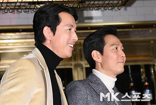 Actors Jung Woo-sung and Lee Jung-jae attended a new liquor brand Event at a restaurant in Itaewon, Yongsan-gu, Seoul on June 6.Jung Woo-sung and Lee Jung-jae pose.