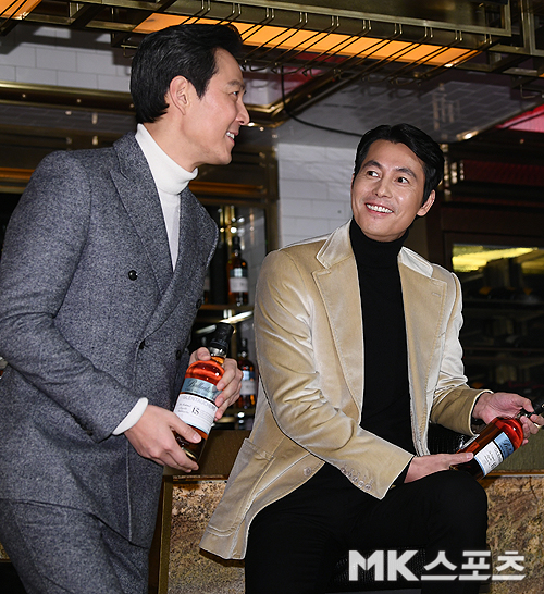Actors Jung Woo-sung and Lee Jung-jae attended a new liquor brand Event at a restaurant in Itaewon, Yongsan-gu, Seoul on June 6.Jung Woo-sung and Lee Jung-jae pose.