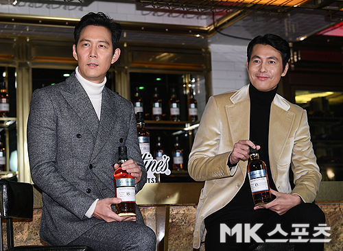 Actors Jung Woo-sung and Lee Jung-jae attended a new liquor brand Event at a restaurant in Itaewon, Yongsan-gu, Seoul on June 6.Jung Woo-sung and Lee Jung-jae pose.
