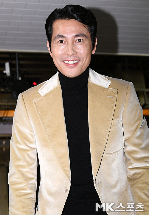 Actor Jung Woo-sung and Lee Jung-jae attended a new mainstream brand event at a restaurant in Itaewon, Seoul Yongsan District, on the 6th.Jung Woo-sung poses.