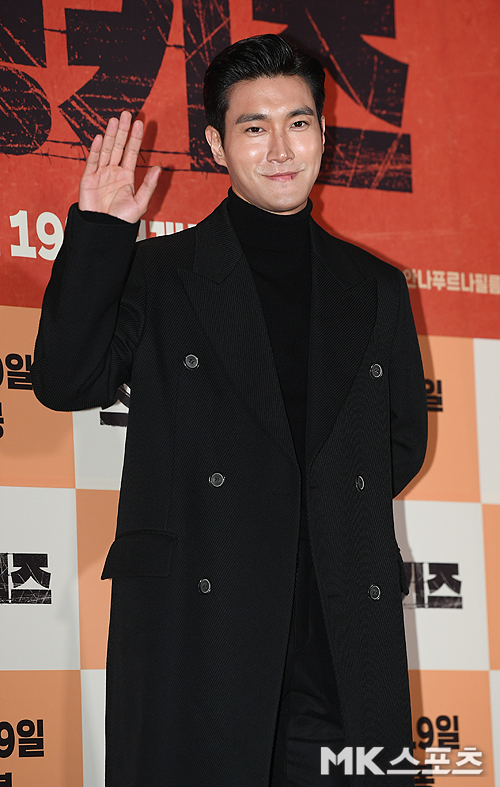 The movie Swing Kids VIP premiere was held at Seoul Lotte Cinema Lotte World Tower on the afternoon of the 6th.Super Junior Choi Siwon has photo time.