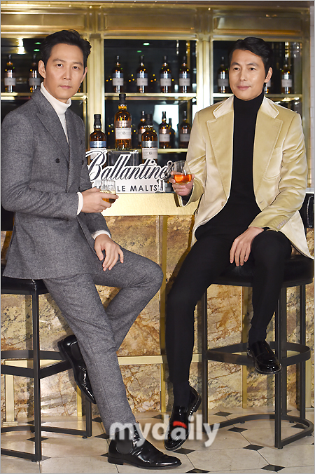 Actor Jung Woo-sung and Lee Jung-jae attended the launching event of a whiskey brand single malt campaign held at Seoul Itaewon-dong section A on the morning of the 6th.