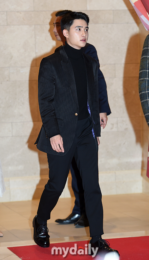 Actor D.O. is attending the VIP premiere of the movie Swing Kids at Lotte Cinema World Tower in Sincheon-dong, Songpa-gu, Seoul on the afternoon of the 6th.