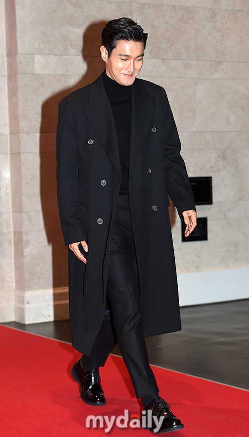 Singer Super Junior Choi Siwon poses at the VIP premiere of the movie Swing Kids at Lotte Cinema World Tower in Sincheon-dong, Songpa-gu, Seoul on the afternoon of the 6th.