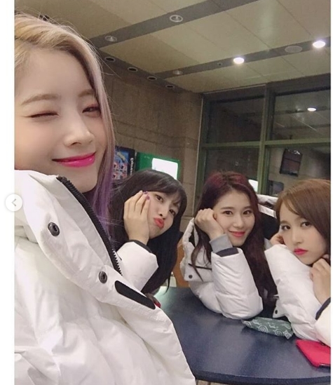 <p>Group TWICE the SBS arts program Running Man shooting certificate photos to the public.</p><p>TWICE the 12, November 6, Afternoon on the official SNS, The Running Manposts with 3 pictures posted.</p><p>Public photos are TWICE the most recent Running Man shooting for shooting photos. Invariably Shining Romance looks into the eyes.</p><p>TWICE in the last 2 days of the broadcast of ‘Running Man’complete with appearances by Buzz. The kimchi of the real mate to find handyman special lace decorated in the viewers of the interest received.</p>