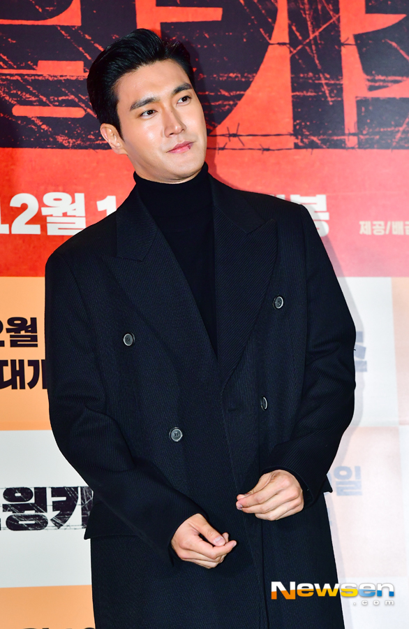 The VIP premiere of the movie Swing Kids was held at Lotte Cinema Lotte World Tower Cine Park in Sincheon-dong, Songpa-gu, Seoul on December 6th.Choi Choi Siwon attended the meeting.Jang Gyeong-ho