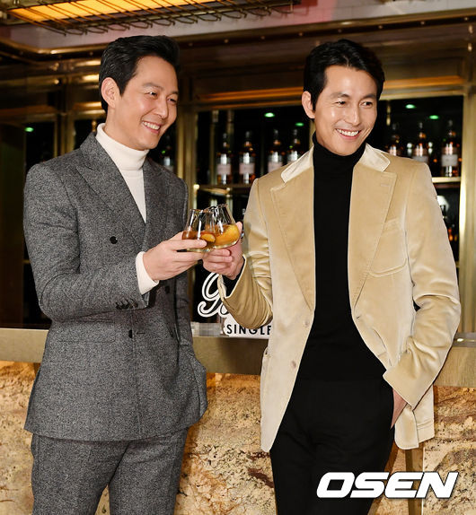 <p> One mainstream brand photo call at 6 a.m., Seoul interests like Yongsan District Itaewon is the Flagship store in the open.</p><p>Actor Lee Jung-jae, Jung Woo-sung in this photo.</p>