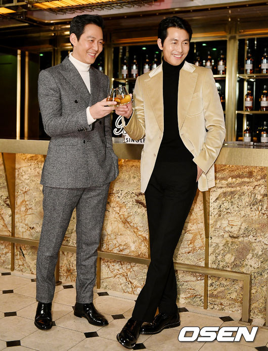 A liquor brand photo call was held at the Flagship Store in Itaewon-dong, Seoul Yongsan District on the morning of the 6th.Actor Lee Jung-jae, Jung Woo-sung has photo time.