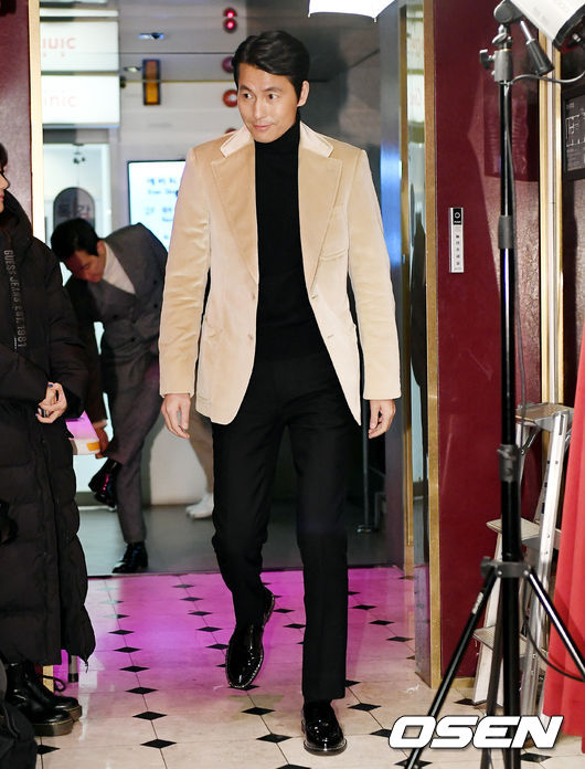 A liquor brand photo call was held at the Flagship Store in Itaewon-dong, Seoul Yongsan District on the morning of the 6th.Actor Jung Woo-sung is entering.