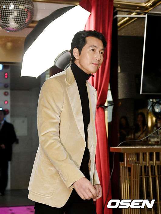 A liquor brand photo call was held at the Flagship Store in Itaewon-dong, Seoul Yongsan District on the morning of the 6th.Actor Jung Woo-sung is entering.