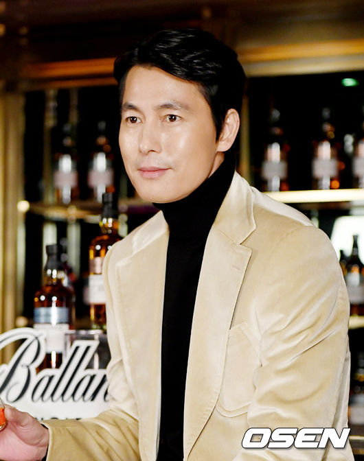 A liquor brand photo call was held at the Flagship Store in Itaewon-dong, Seoul Yongsan District on the morning of the 6th.Actor Jung Woo-sung has photo time.